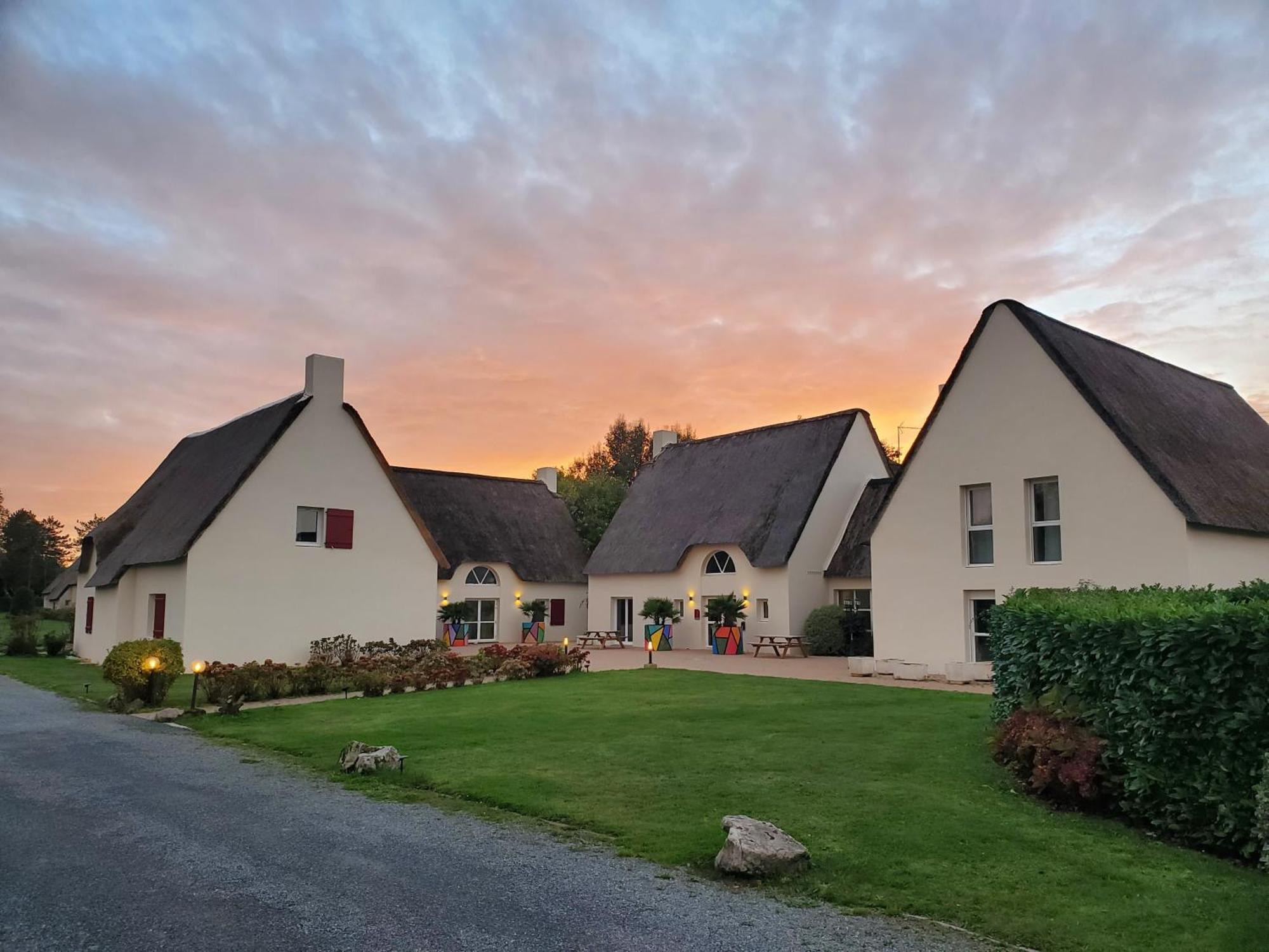 Hotel De La Briere Et Restaurant Les Krapados Saint-Lyphard Buitenkant foto